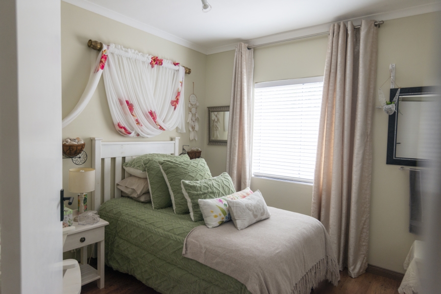 5 Bedroom Property for Sale in Middedorp Western Cape
